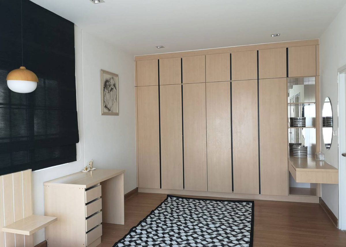 สแตนดาร์ดเดคคอร์ รับออกแบบและตกแต่งห้องแต่งตัว ตู้เสื้อผ้า วอล์ค อิน คลอเซ็ท (Walk-in Closet) ให้คำปรึกษาการตกแต่งบิวท์อินตู้และชั้นเก็บเสื้อผ้า walk-in closet โดยทีมงานมืออาชีพ