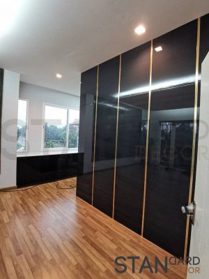 ชุดตู้เสื้อผ้าหน้าบานกระจกเฟรมอลูมิเนียมสุดพรีเมี่ยมมิกซ์กับหน้าบาน​Glossy​ สีเทา​