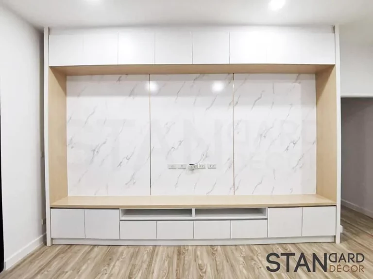 Sideboard TV ห้องนอนรุ่นรุ่นปาร์ติเกิ้ลบอร์ดเคลือบเมลามีนลายไม้สีขาวผสมสีไม้อ่อน กรุผนังลายหินอ่อนและคิ้วสีทอง