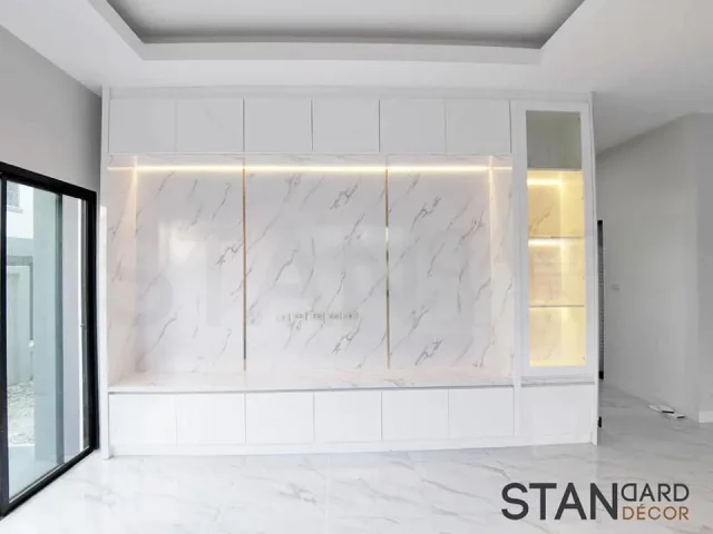 Sideboard TV ห้องรับแขกรุ่นสีพ่นยูรีเทนสีขาวเงา (white glossy พ่นหน้าเดียว) กรุผนังลายหินอ่อนและคิ้วสีทอง