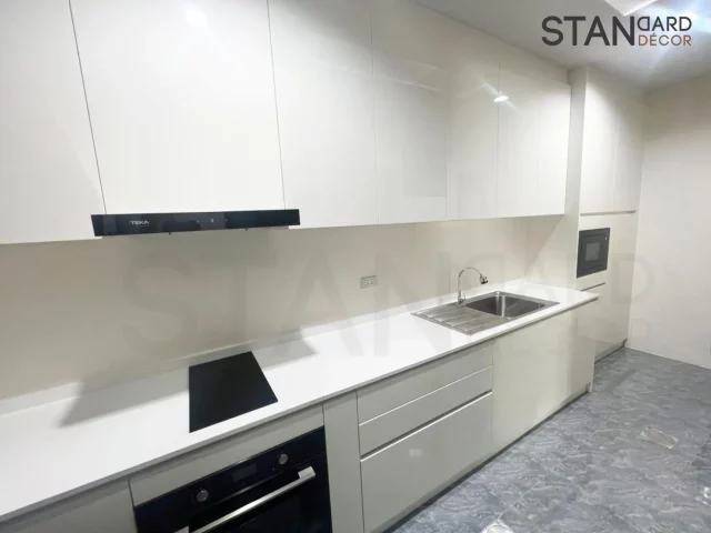 ชุดครัวรุ่นสีพ่นยูรีเทนสีขาวเงา (White High Gloss)